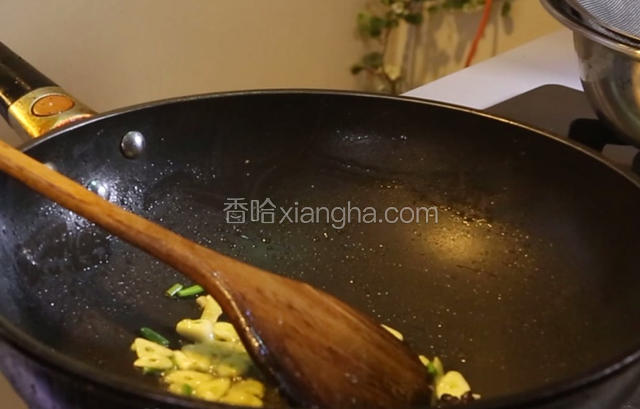 锅中下油10克，大火热油七成，放八角，葱段，姜片，蒜爆香下