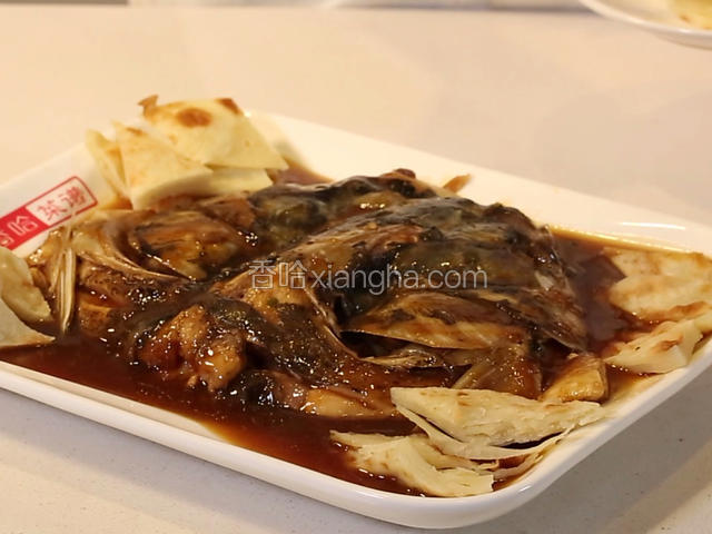 盘中摆上摆好的大饼，出锅装盘即可