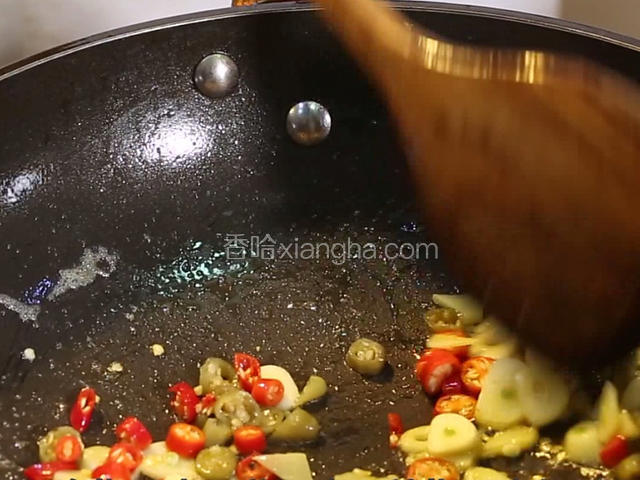 锅底留油少许，大火，加入蒜子20克，泡椒20克，姜10克，辣椒10克炒香