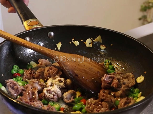 炒香加入鸡胗，倒入盐2克，味精2克，鸡粉2克，生抽20克，青蒜30克，翻炒均匀