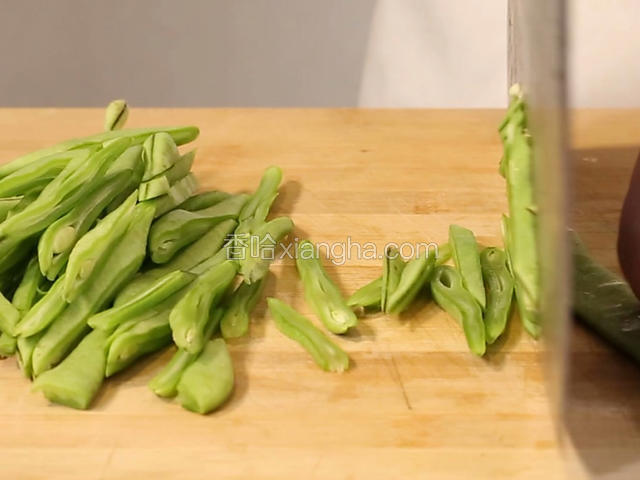 将扁豆洗净，两头去筋，切丝，蒜子切片，辣椒切粒，五花肉切丝