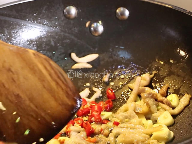 锅中下油5克，大火热油七成，倒入五花肉丝