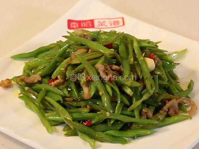 加入盐3克，味精3克，鸡粉3克，生抽20克，翻炒均匀至扁豆丝断生，即可出锅