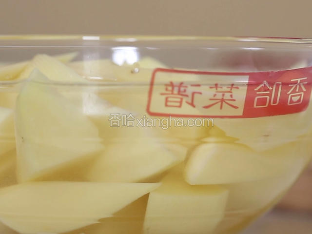 土豆去皮洗净，切成滚刀块，放入盛有清水的碗中、排骨斩成段后放入盘中备用