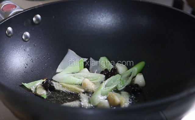 翻炒均匀后加入葱姜蒜、蚝油、味精、大料、料酒