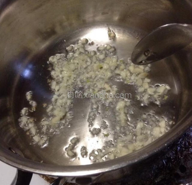 锅内加一点油，把蒜末和蘑菇梗炒香之后盛出来。