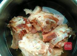 烀大骨棒的做法图解1