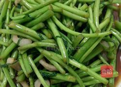 肥肉炒芦蒿的做法图解3
