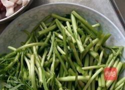 肥肉炒芦蒿的做法图解1