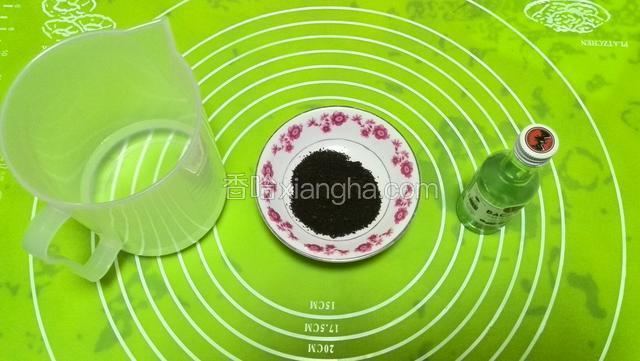 现做咖啡酒液，100克水加热至沸腾倒入咖啡粉摇晃溶解，成50克左右的咖啡液，冷却后加入10克朗姆酒备用