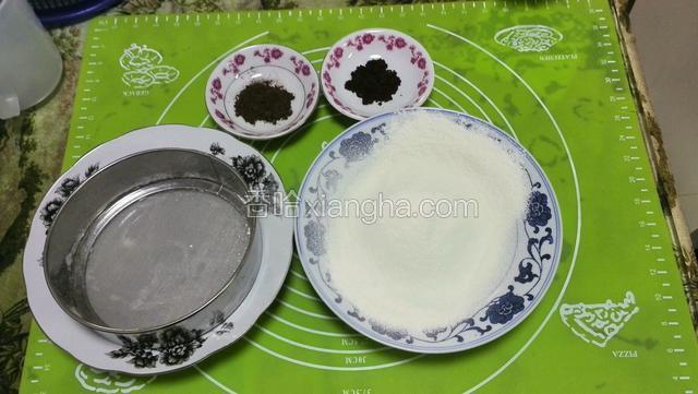 低筋粉玉米淀粉过撒三遍，可可粉咖啡粉过撒备用