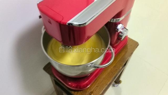 8个鸡蛋先从冰箱拿出回温,打蛋盆用温水加热至30度左右，鸡蛋打入盆中隔热水打发，加入细砂糖，再移至电动打蛋器搅打，高速大约10分钟左右
