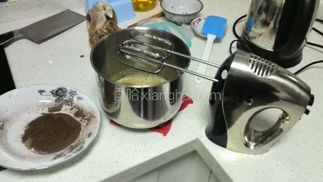 玉米油，咖啡酒液，盐，柠檬汁，香草精用打蛋器搅打混合，再加入可可咖啡粉低速打8秒左右