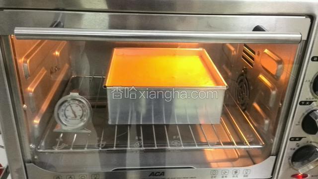 烤箱预热150度时间10分钟，温度计显示150度做好的蛋糊送入烤箱