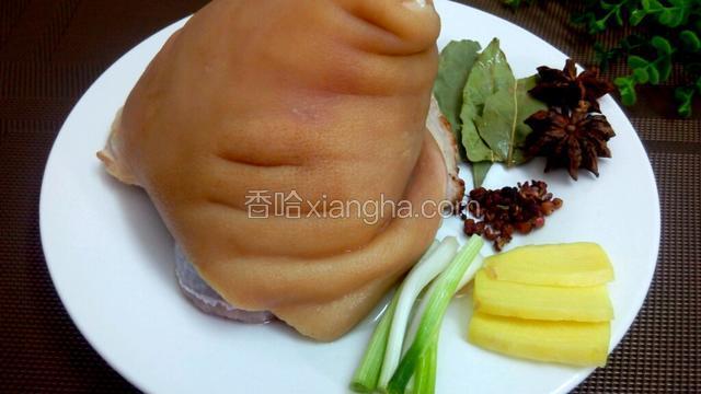锅中注入清水，下猪腿肉加香葱、姜片、花椒、八角和香叶同煮，大火烧开煮10-15分钟。