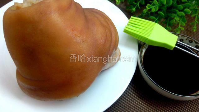 用陈醋在肉皮表面均匀的抹上一层。