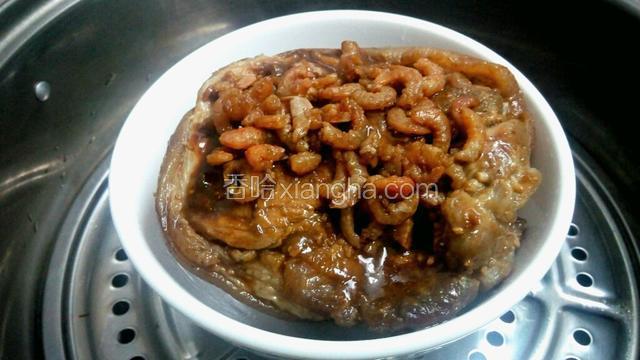 蒸锅注入水，放扣碗入锅，大火蒸两个小时。