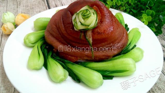 锅中注入清水大火烧开，将上海青飞水捞出，装饰入盘即可。