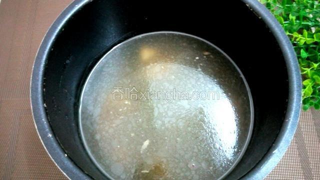 煮肉的汤汁滞留锅中待用。