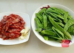 荷兰豆炒腊肠的做法图解1