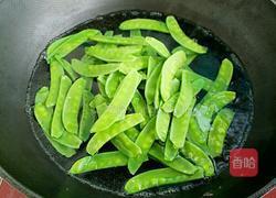 荷兰豆炒腊肠的做法图解2