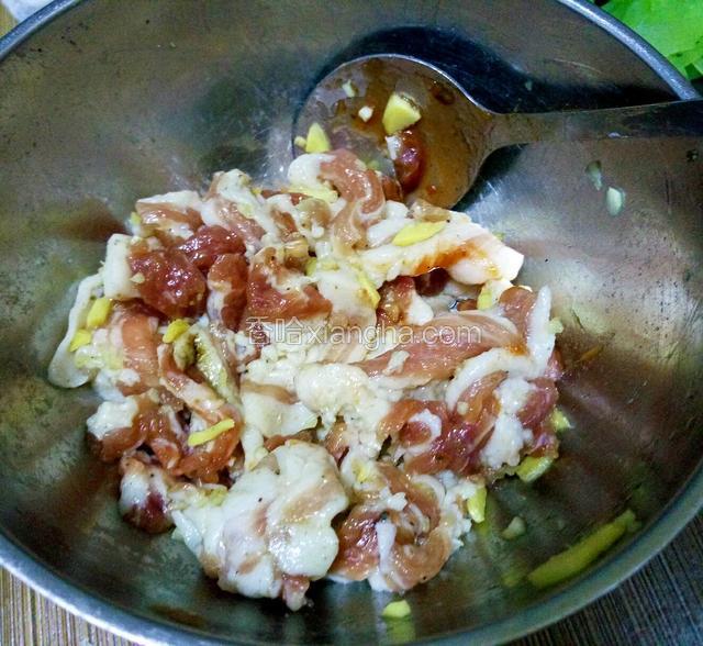 姜切丝，蒜剁碎。切好的五花肉用生抽，蚝油，料酒，白糖，盐，鸡精，五香粉，胡椒粉，葱姜蒜腌制几小时，在做披萨饼皮前就可以腌制了。