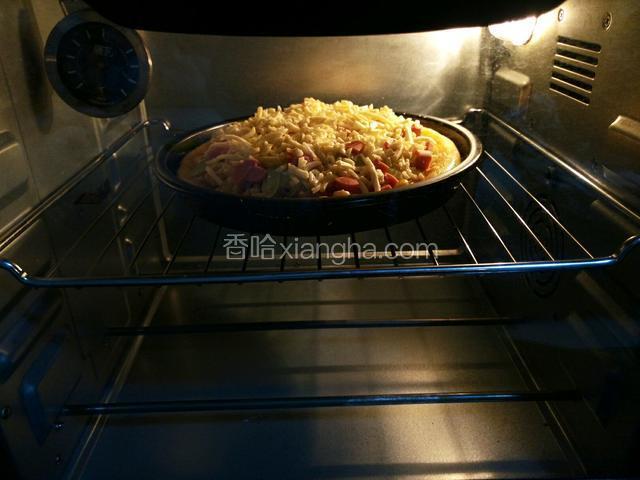送入烤箱上下火200度8分钟。