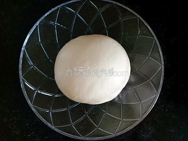 滚圆放容器里，盖保鲜膜进行基础发酵。