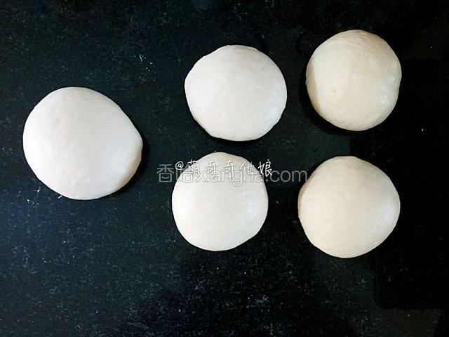 取出折叠按压排气，称重并分成五等分，每个面团大概168g，滚圆，盖保鲜膜松弛10-15分钟。