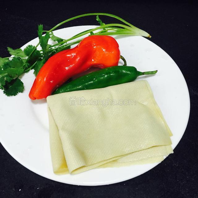 准备材料有香菜青椒红椒，千张，葱