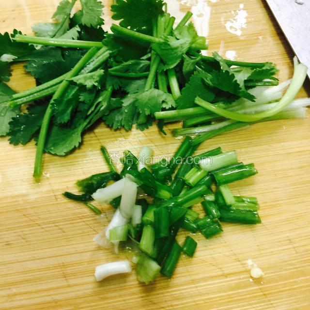 葱切花，香菜切段备用