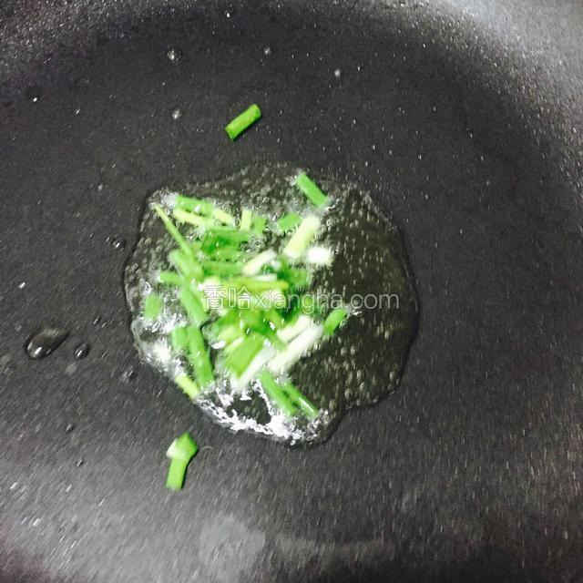 锅中倒入适量油放入葱爆香