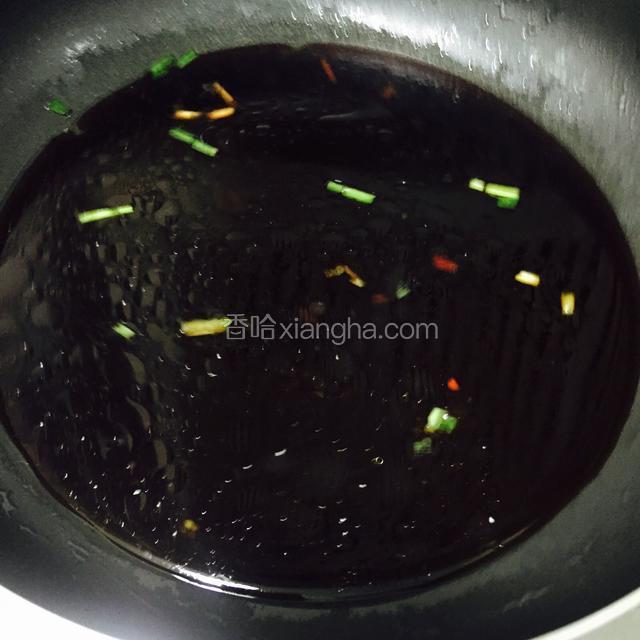 爆香后加入适量老抽和水