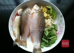 红烧鲫鱼的做法图解1