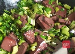芹菜炒猪红的做法图解2