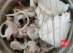 芹菜炒乌贼鱼的做法图解1