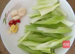芹菜炒乌贼鱼的做法图解2