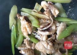 芹菜炒乌贼鱼的做法图解8