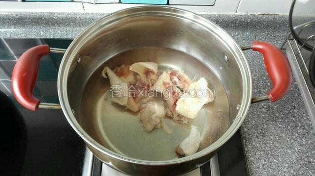 鸡块放冷水锅中焯水捞出