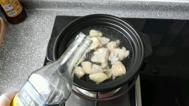 在放入烧开水砂锅中加入料酒