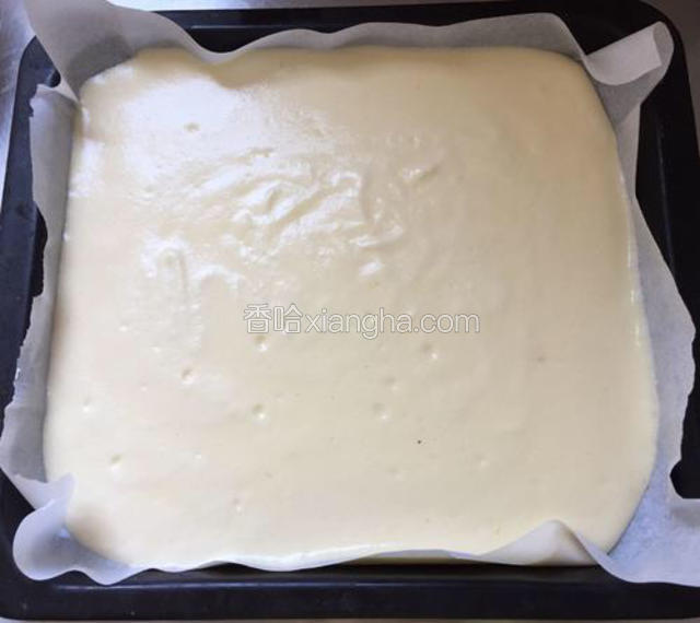 翻拌好之后倒入铺隔油纸的烤盘，稍震两下，震出气泡；送烤箱；