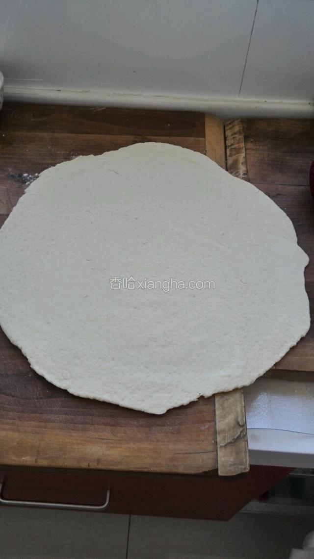 白面团擀成圆饼，薄一点儿。