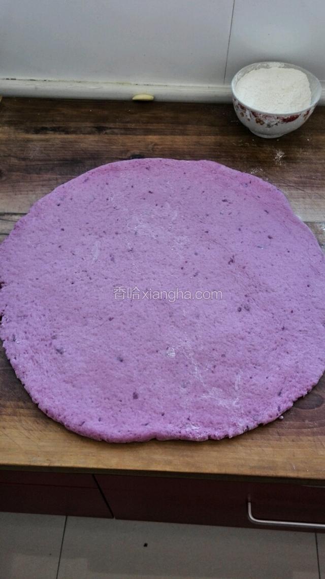 紫薯面团也擀成面饼。