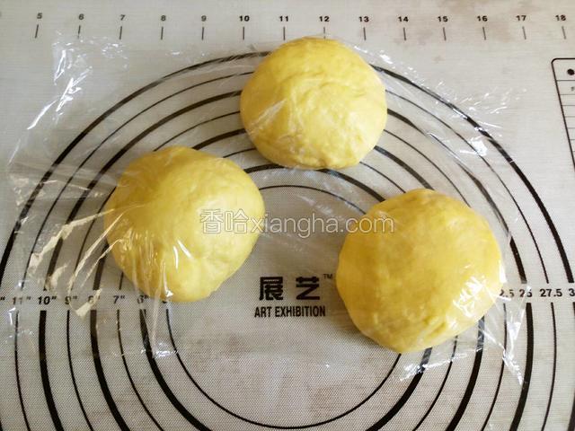 揉几分钟给面团排气，然后分成三等份，大概172g每个，盖保鲜膜松弛20分钟。