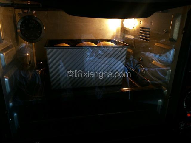 送入烤箱中下层上下火180度烤45分钟。（具体时间根据自家烤箱温度进行调整。）