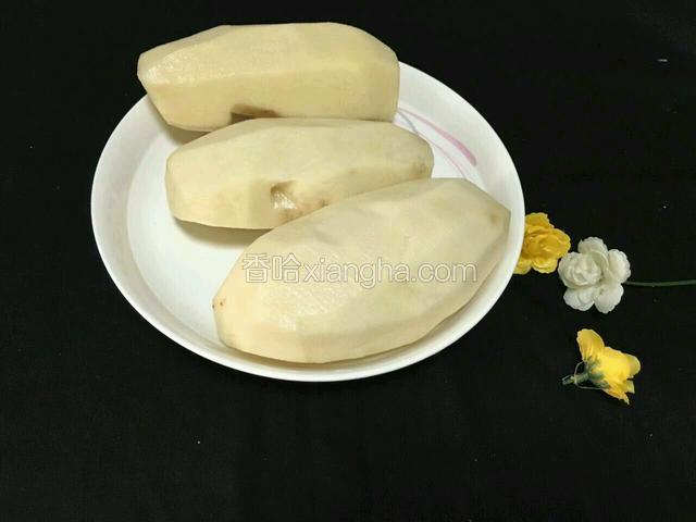 土豆3个削皮肤儿，洗干净备用。