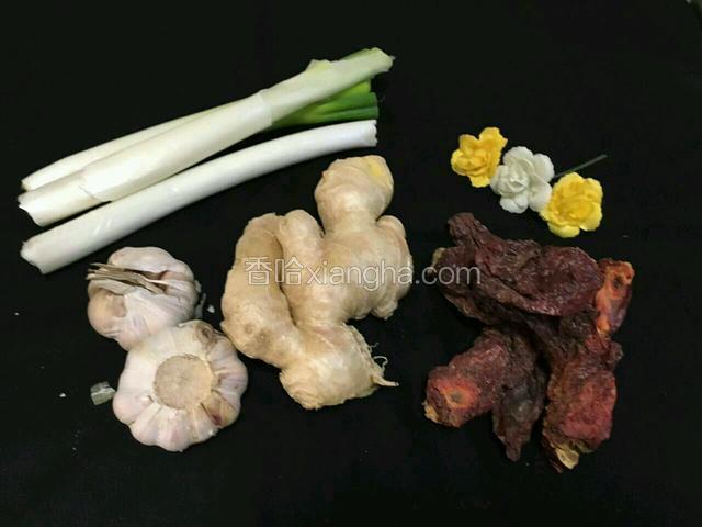 准备一大块生姜，两头蒜，还适量山楂干，几块大辣皮子备用。