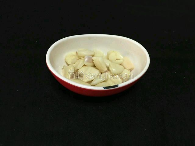 把大蒜拨皮儿，切去蒜根备用。