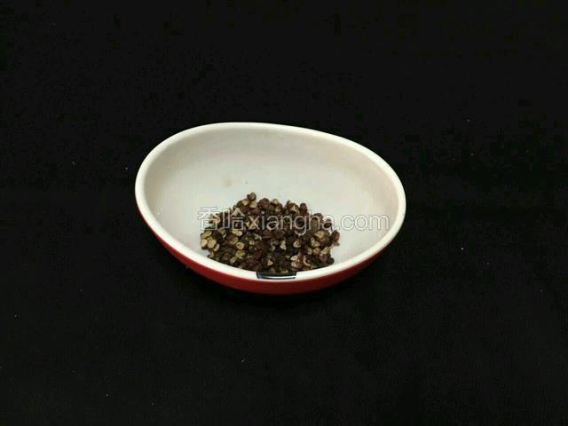 准备一小把花椒备用。