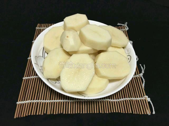 土豆切成大块儿备用。